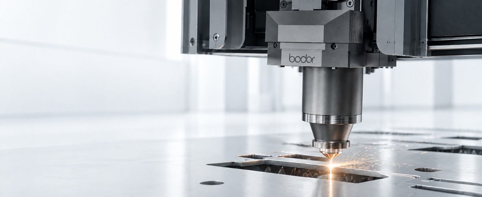 Máquina de corte láser trabajando una placa de acero